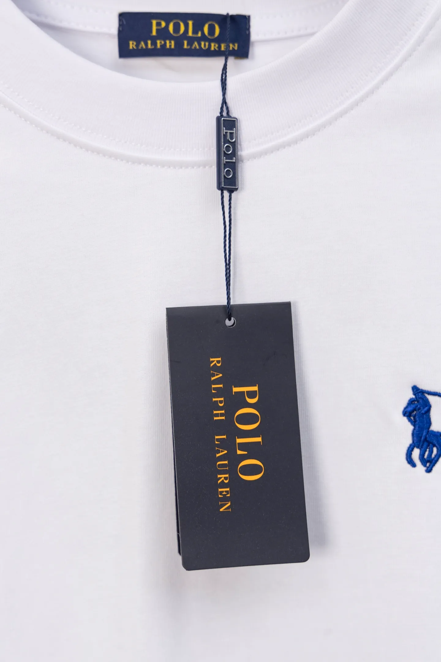 P190 Ralph Lauren solid color pony embroidered logo round neck long-sleeved T-shirt. New model on the market. 25ss. Heavy wash. The front panel is matched with a small logo and the back panel is patch-embroidered. Long-sleeved T-shirt for couples. A high-end simple style that you will never get tired of. Pocket patch embroidery is simple style. Advanced temperament. Perfect details. 💯 Classic logo logo on the upper body is super good-looking. Fabric: 300g. Size: s—xl. Color: black and white.